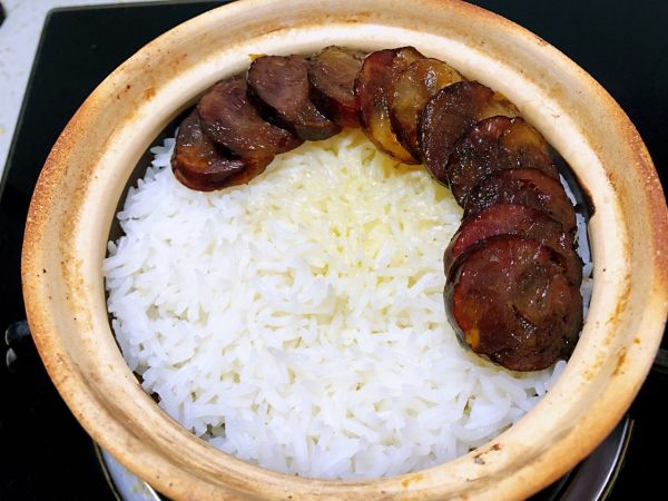 贵式腊肠煲仔饭