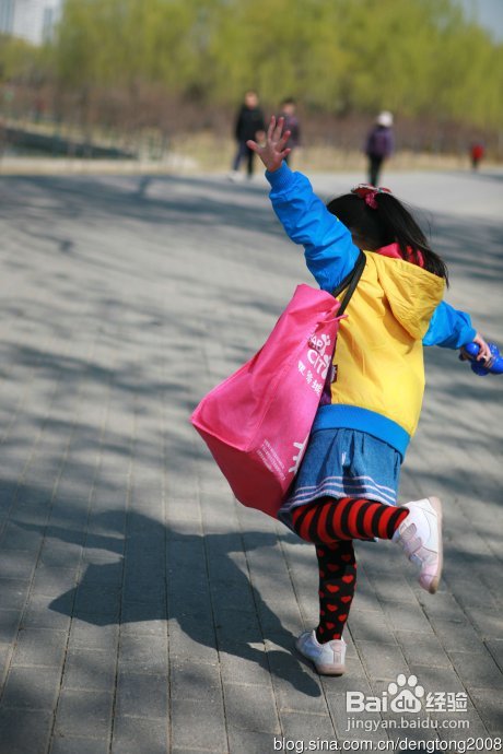 朝阳公园寻春的小孩