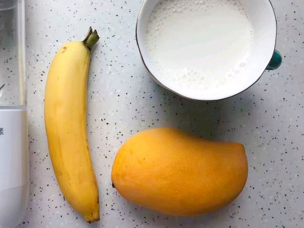 香浓芒果香蕉奶昔