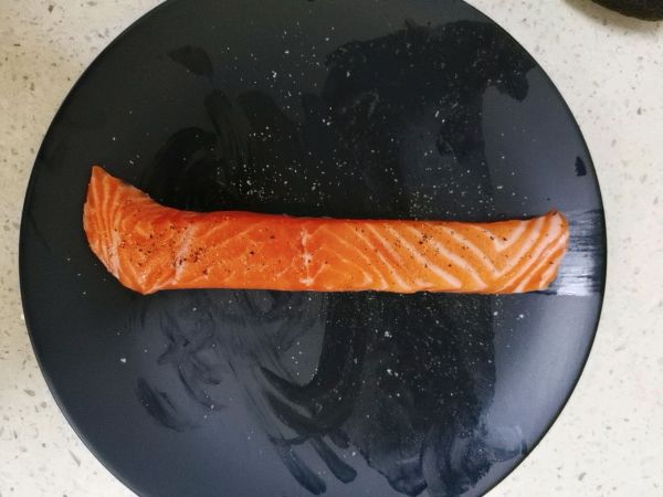 三文鱼牛油果寿司卷