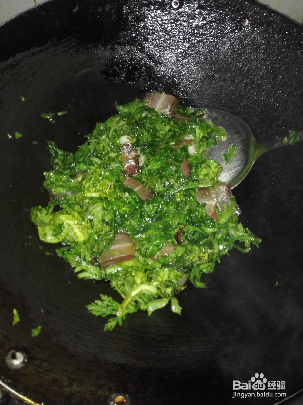 腊肉炒茼蒿叶的做法