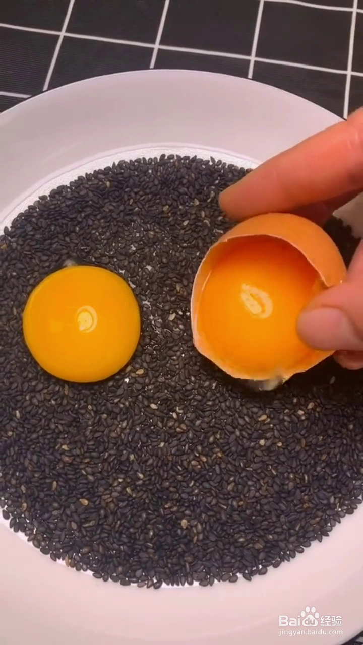 如何制作好吃的芝麻蛋黄小饼?