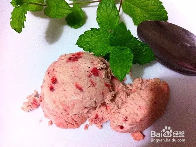 <b>草莓冰淇淋的简单做法（图解）</b>