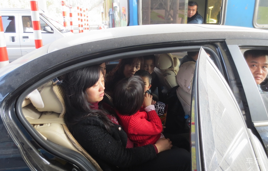 5座汽车,四个大人,两个孩子(3岁和4岁)算超员吗