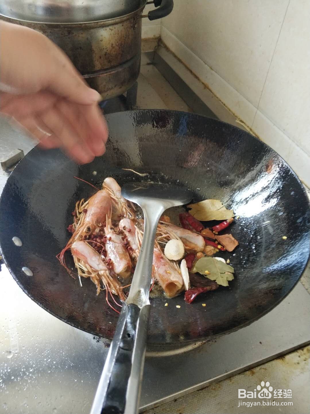 家庭版香菇炒大虾的做法