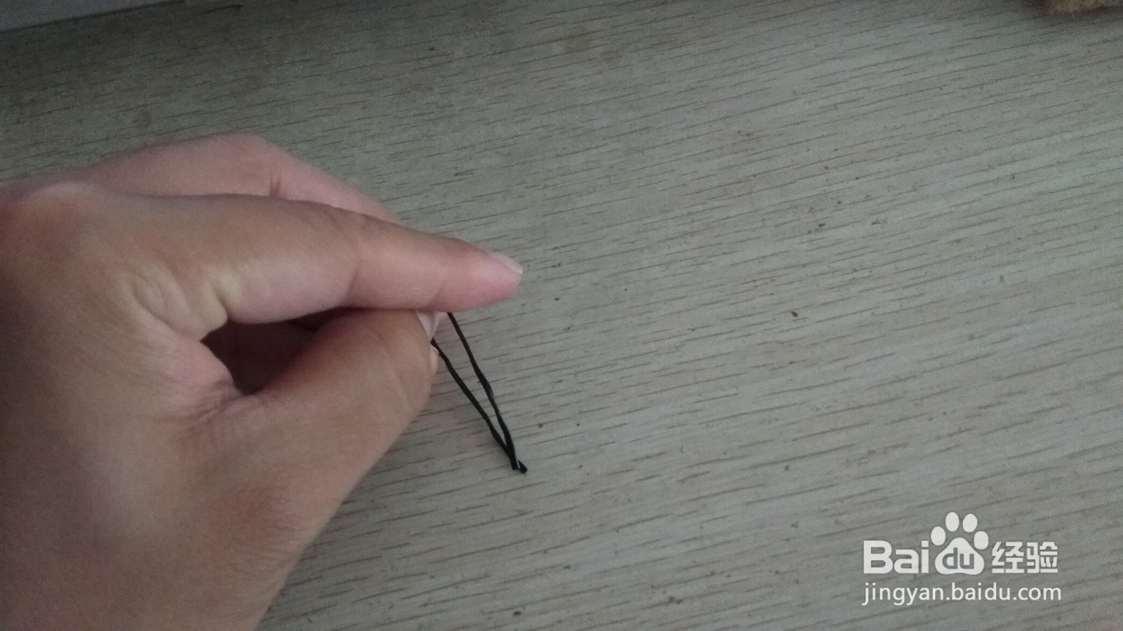如何用一个数据线绑绳做简易的钢笔的支架