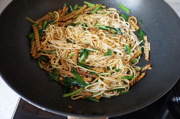 韭菜鸡蛋干炒面