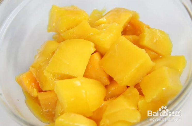 制作新鲜的芒果汁
