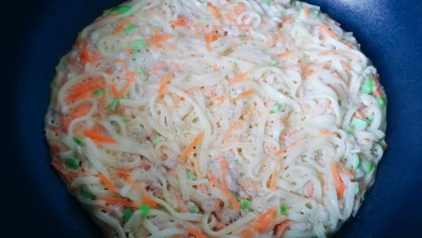 杂蔬鸡蛋面条饼
