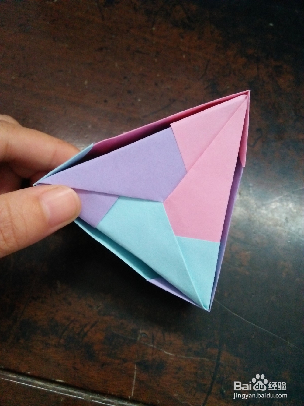 <b>三角形收纳盒的折纸教程</b>
