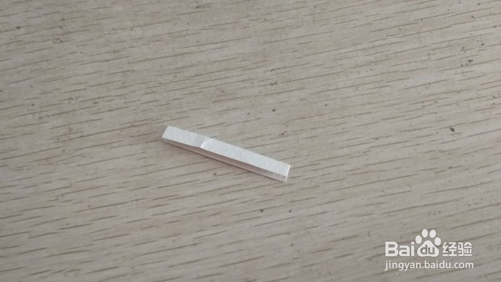 如何用一小块长方形水彩画纸做简易的手机支架