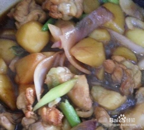 土豆焖鸡翅的做法