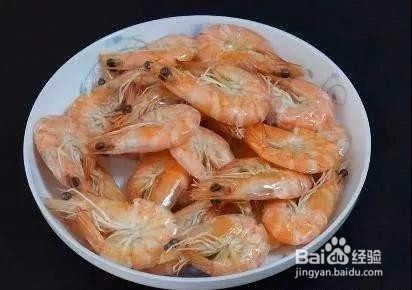 虾壳上面有机关，按下去虾壳立马脱落