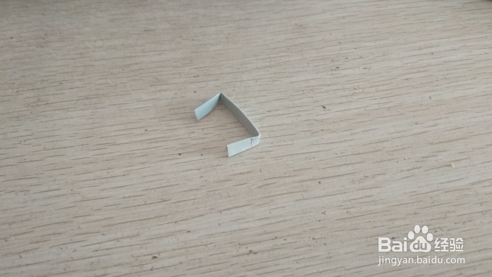 如何用一块长方形硬卡纸做三支中性笔的简易支架