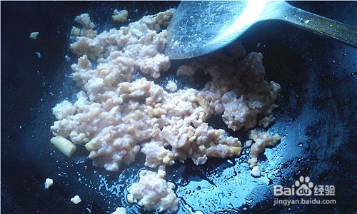 家庭版西兰花炒肉末黑木耳的做法