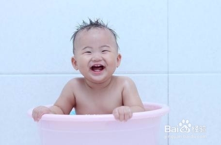 如何给新生婴儿洗澡?