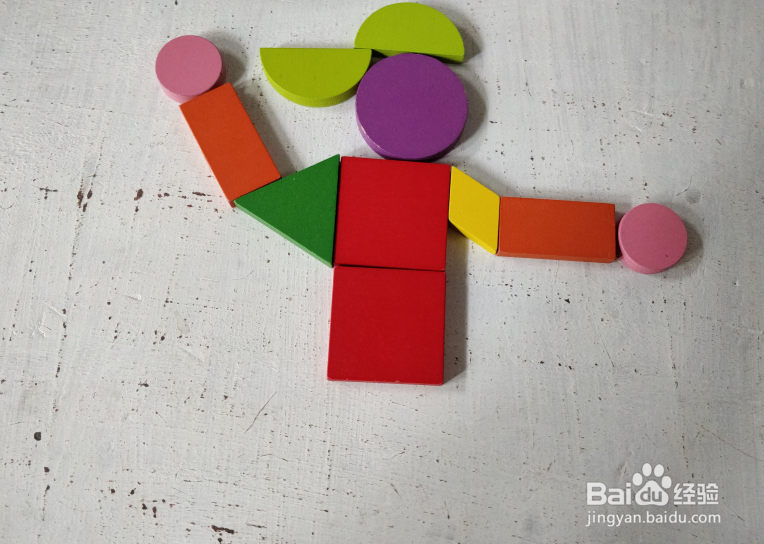 用智力拼板怎样拼一个戴帽子的运动者?