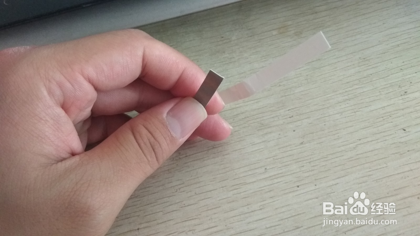 如何用一个细长的硬卡纸做简易的钢笔的支架