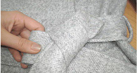 风衣腰带后系法