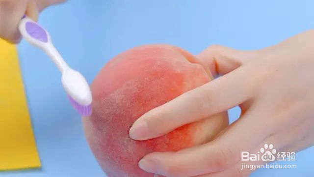 如何轻松洗净桃毛
