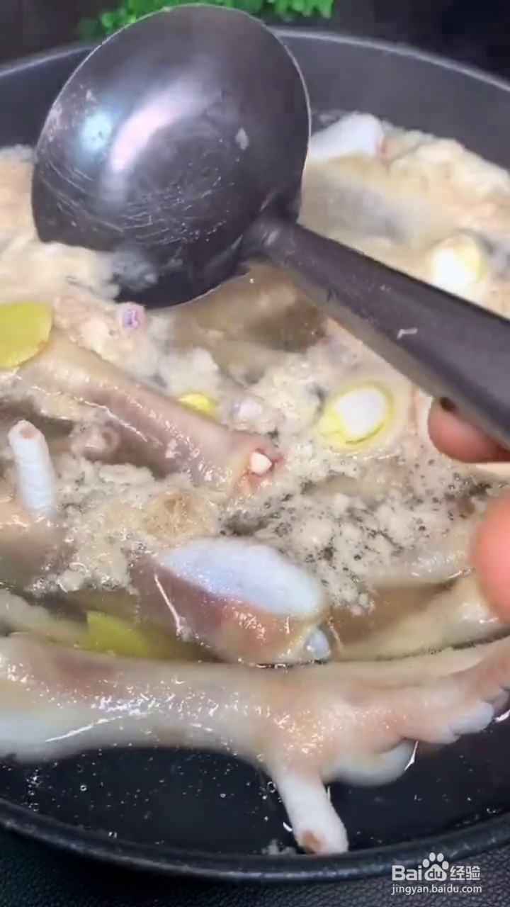 如何制作酸辣好吃的无骨鸡爪