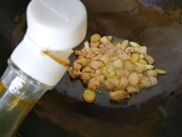 腊肠鸡腿煲仔饭