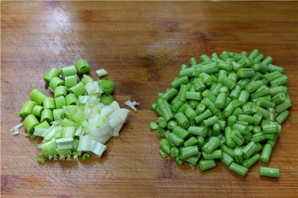 五花肉腊肠豇豆焖饭