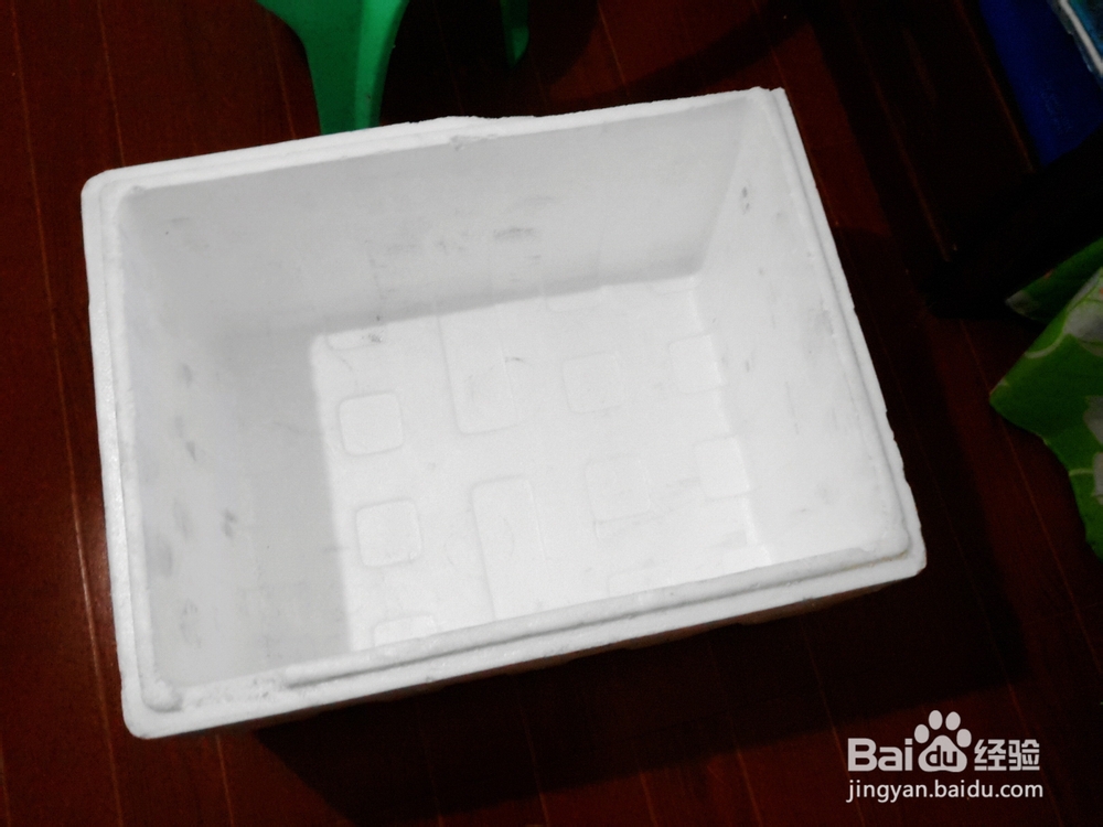 用泡沫箱DIY的简易衣柜