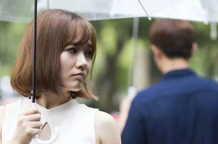 男朋友因为我和别的男性朋友聊天生气要跟我分手怎么办