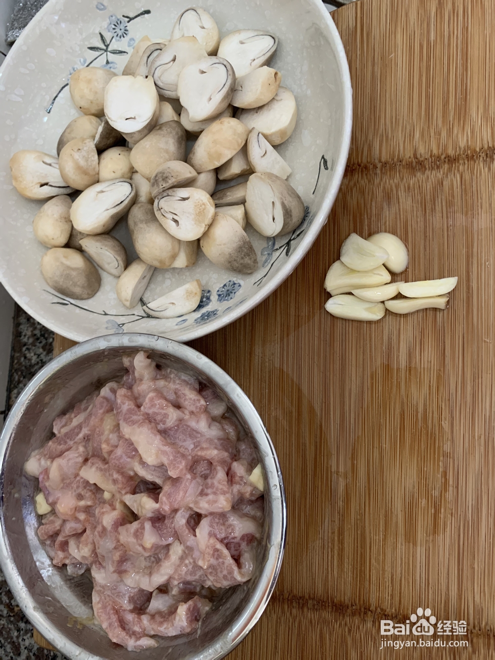 大厨教程之-草菇蚝油炒猪颈肉!