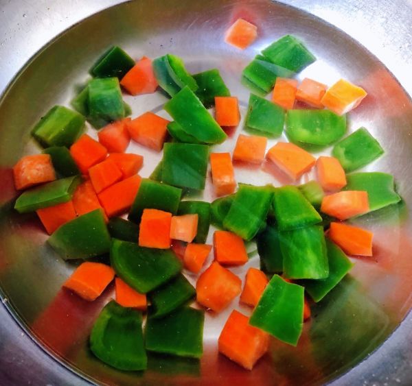 青椒胡萝卜炒鸡丁