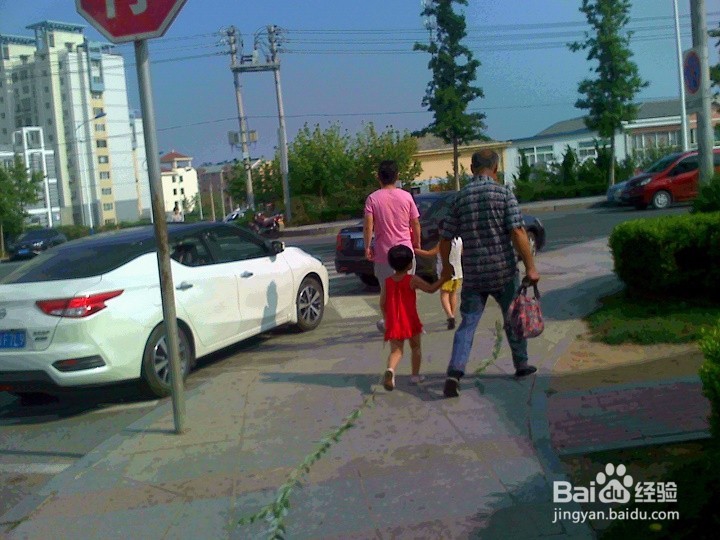 居住小区车辆行驶要注意安全