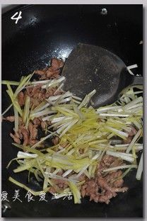 江南人最钟爱的年糕吃法－－韭黄肉丝炒年