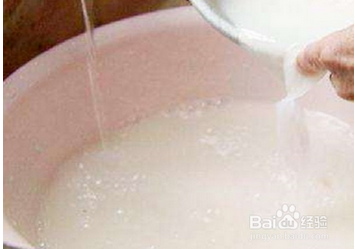 白袜子有黑色或黄色痕迹如何清洗才能洁白如新?