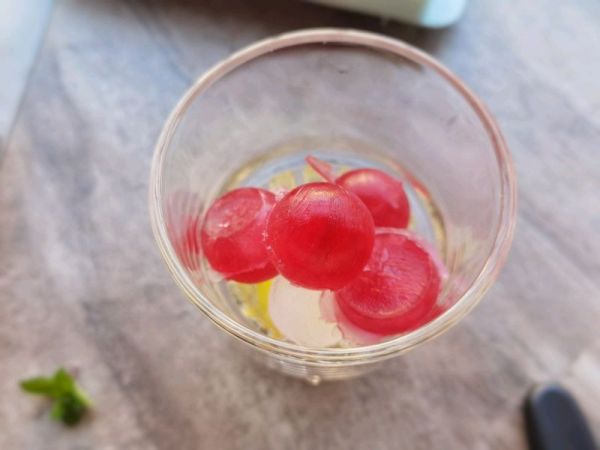 菠萝蔓越莓气泡水