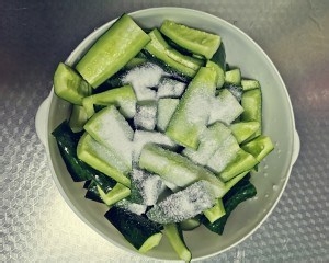 喝粥小菜———酱黄瓜的做法