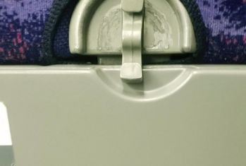 动车的桌子怎么放下来