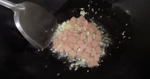 午餐肉炒时蔬粒