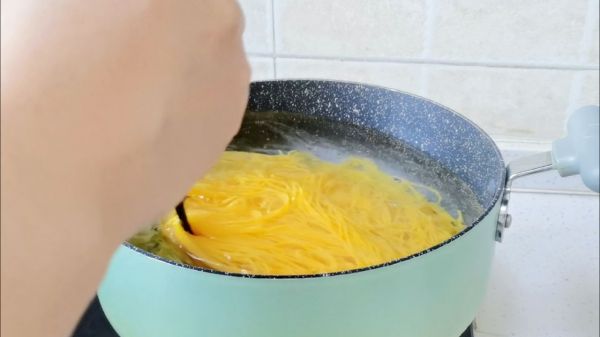 鸡蛋酱拌玉米面条