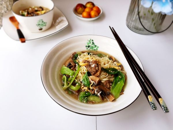 杂蔬肉沫鸡蛋面