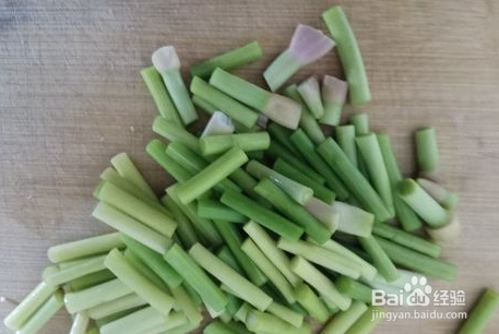 夫妻在家炒豆腐蒜台的家常做法经验技巧方法