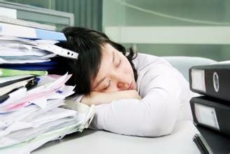 趴在桌子午睡的八个坏处