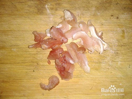 既能防治骨质疏松又能养颜补血的洋葱炒木耳