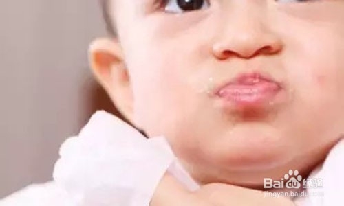 婴儿期宝宝吐浓稠奶块,怎么办?