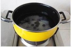 饮食妙招，赶走更年期症状——五味子桂圆粥