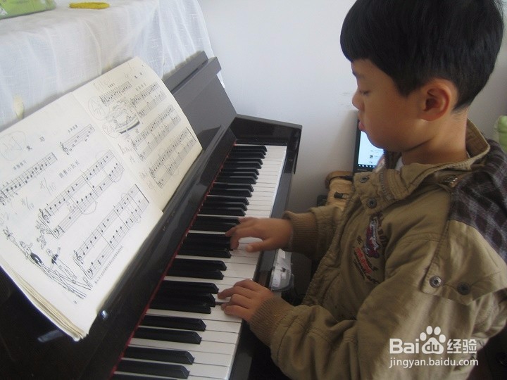 老年人怎样让孩子练习弹立式钢琴---短视频