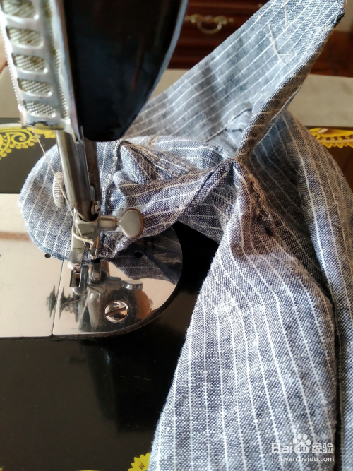 手工/爱好 > 手工艺 2 在缝纫机上摆袖口与袖子末端进行缝合.