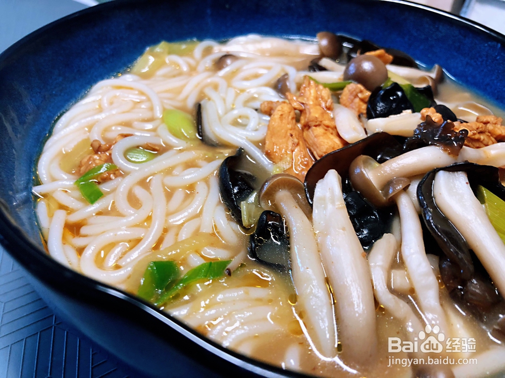 营养好吃的菌菇鸡汁米线