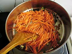 胡萝卜炒金针菇