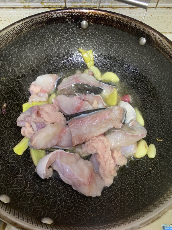 姜葱蒜子白汁焖海鳗